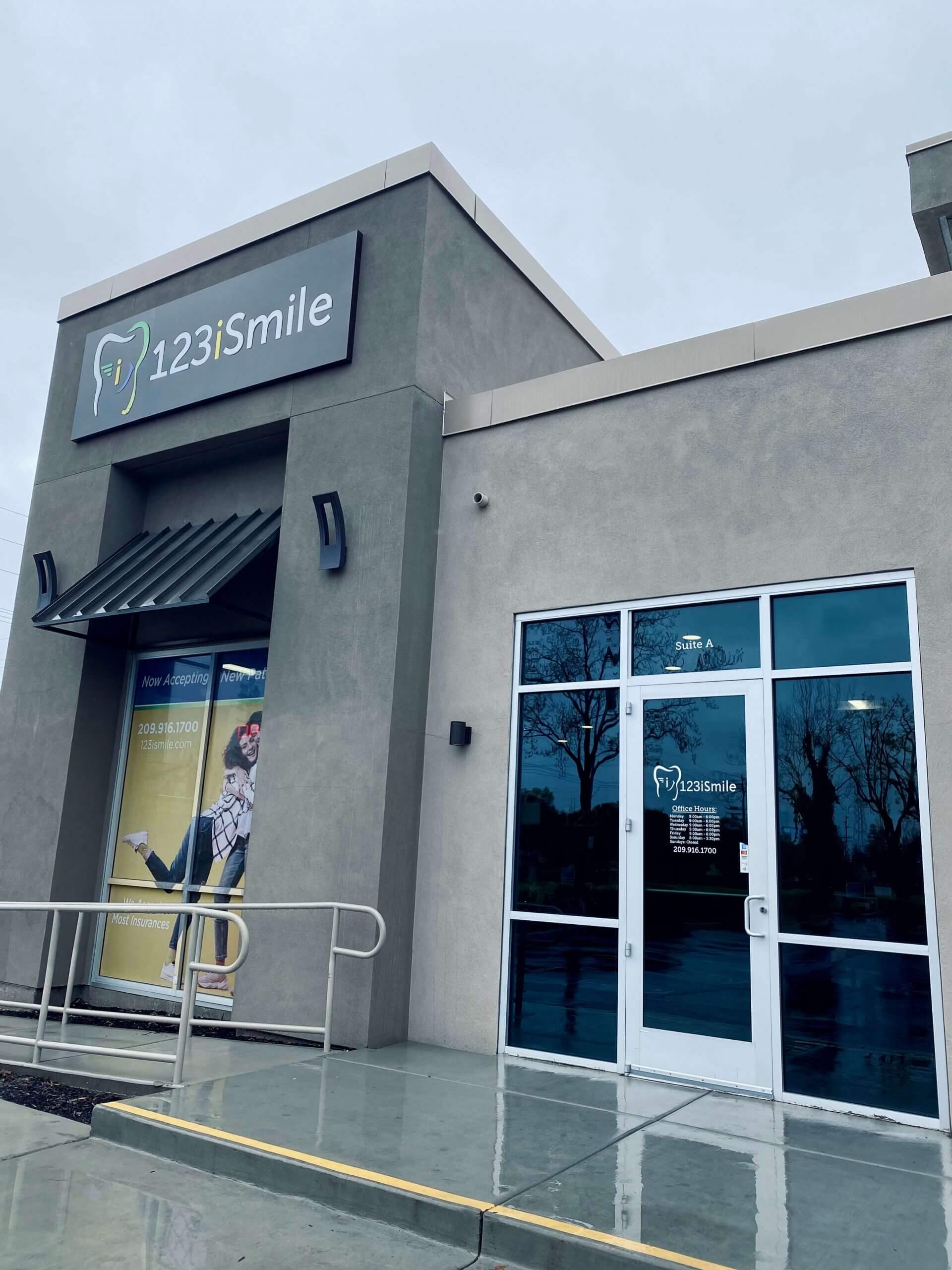 123 iSmile dental office reception area in Modesto, CA